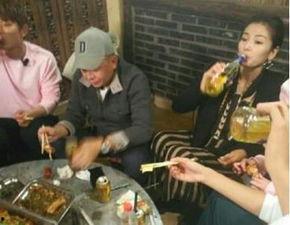 刘涛和老公喝酒,共度美好时光