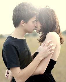 女人亲吻男人的 视频,女人与男人浪漫瞬间的甜蜜定格