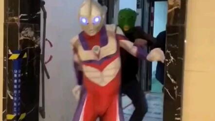 奥特曼大战小日本