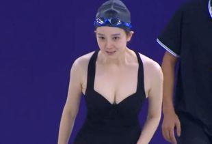 明星游泳时走光,泳装秀变“裸泳”惊呆众人