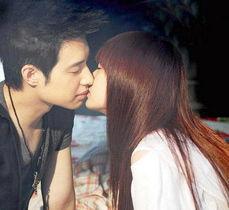 明星亲吻嘴巴,深情亲吻，浪漫满溢